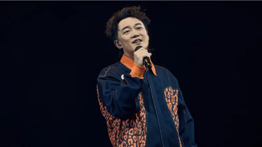 歌迷哭一片 陳奕迅台上鞠躬忍淚:是我不好