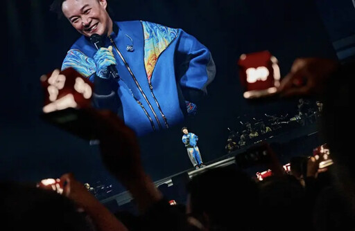 歌迷哭一片 陳奕迅台上鞠躬忍淚:是我不好