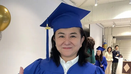 60歲歌手宣布「美國大學畢業」!花2年進修