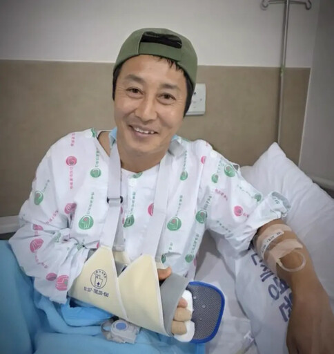 打石膏傷勢曝 49歲韓男星驚傳受傷移植皮膚