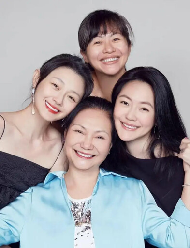 Lily畫展S媽首現身!落淚拜託大家照顧小S