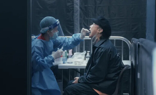 全身紗布躺病床照片曝 陳奕迅驚爆焦慮症