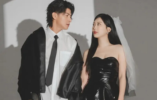 夫妻甜蜜牽手對看甜翻！陳傑憲辣妻秀全家福