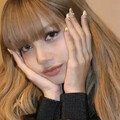 LV包不掛Labubu了！Lisa瘋買新寵「蒙奇奇」