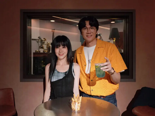 躺冰塊拍照急凍臉發紅 白安自嘲像魚