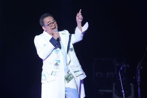 陳昇第30年《望鄉》跨年演唱會 身著特製拼貼手稿白色西裝帥氣登場