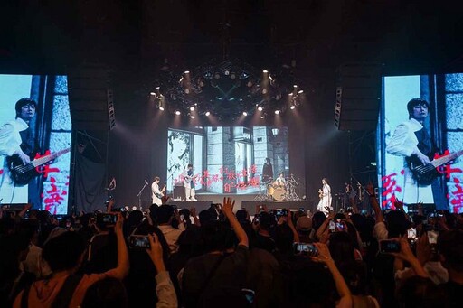 康士坦的變化球「眠月線」演唱會首度前進馬來西亞 全場集體大合唱 驚呼：「這樣真的可以嘛！謝謝你們的愛！」