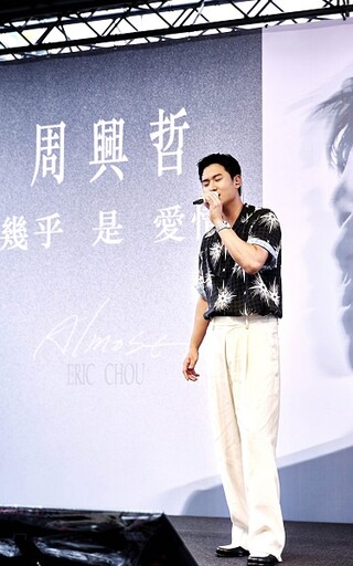 周興哲臺北簽唱人潮炸裂 巨型蛋糕提前慶生超感人
