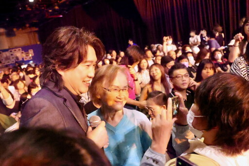 為96歲鐵粉開唱 周治平演唱會衆星天后雲集