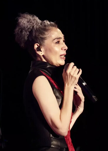 賴佩霞首場個人音樂會『總會有個人』登場 AI動畫喚母親記憶淚灑舞台