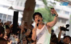 累！小樂 吳思賢《LET GO》簽名會秒變「問事大會」 ！小樂化身「吳老師」溫暖開