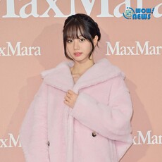 惠利著粉紅毛絨外套現身信義區 頻對粉絲拋飛吻送愛心