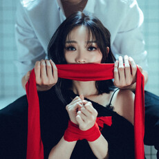 大量浴室戲 閻奕格拍到好害羞 演出被情人禁錮的柔弱女孩 綑綁戲碼演到手腳麻痺