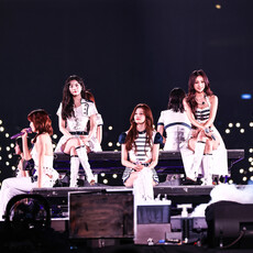 TWICE ⾸度征服世運 兩天吸引 11 萬⼈朝聖 360 度舞台全⽅位封神演出