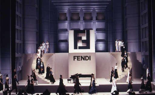 FENDI 100周年大事記！家族五千金攜手時尚皇帝 Karl Lagerfeld、開創新時代…原來經典Baguette、Peekaboo包是她設計的