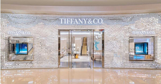 奧斯卡影后楊紫瓊來台挺Tiffany & Co.！”手指愛心”無限輸出、”飛吻”瘋狂放送，下豪語表示要再拿一座奧斯卡