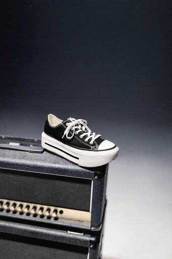 視覺超降溫!夏日必收銀色鞋款、Converse一次推6款…王源搶曬Chuck 70、夾心厚底時髦有型