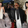 婚紗女王Vera Wang 75歲超骨感身材現身Met Gala！網友全看傻：瘦過頭還是美到不行？