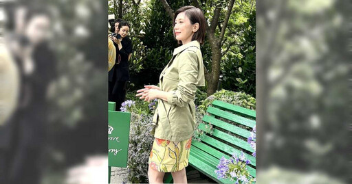 50歲長這樣不科學!賈靜雯現身Burberry展絕美側顏、自曝挑戰穿絲巾BRA TOP,性感指數飆破