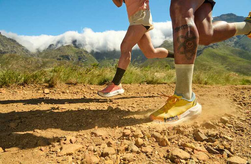 科技感爆棚!時尚跑鞋推薦:HOKA、SKECHERS…這雙UA Echo輕鬆上腳懶人最愛