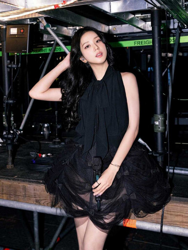 Jisoo世巡造型美到不真實、全場粉絲暴動！彷彿夢幻精靈現身、仙氣大爆棚
