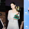 辛芷蕾奪威尼斯影后！紅毯戰袍：削肩露美背、一轉身全網暴動，胸前玫瑰花飆性感天花板