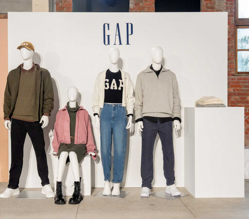 韋禮安穿上Gap秋裝帥炸現場、獻唱新歌+舞蹈首秀超俏皮!自爆會穿情侶穿、寵妻發言曝光