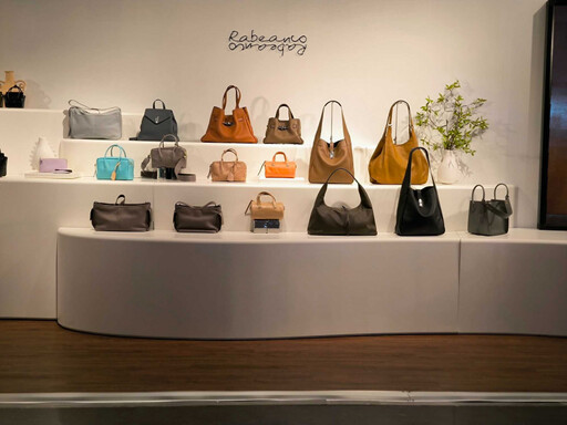 《許我耀眼》趙露思同款流浪包、台灣買得到!Roots森系潮感、時髦人快筆記收藏