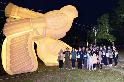 新營波光節點亮天鵝湖畔 造型雞蛋糕限量發放