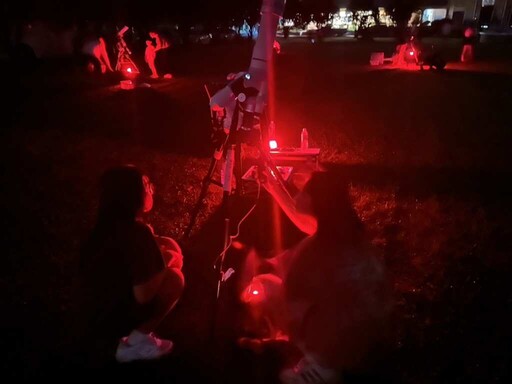 百顆流星雨夏季浪漫來襲！ 高雄美濃區-同學農場夜空將上演星光秀