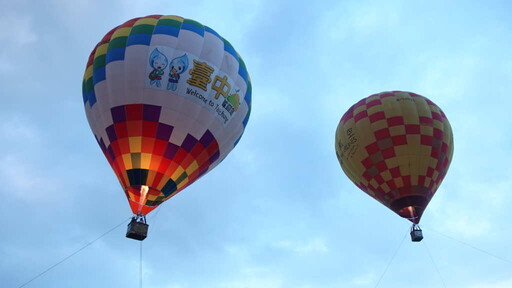 影／「台中石岡熱氣球嘉年華」登場 15顆熱氣球升空與煙火光雕嗨爆暑假尾聲