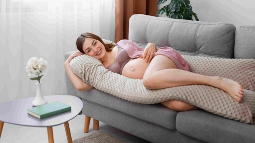 2023年10款孕婦枕、月亮枕推薦｜孕媽咪必備好物！媽媽餵、Hugsie評價