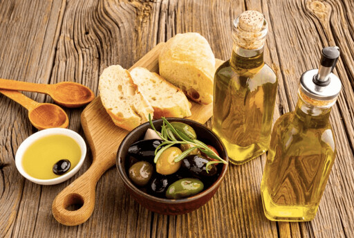 2024年12大橄欖油：大賣場橄欖油評比！等級、專有名詞怎麼看？