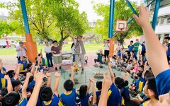 「行動動物園」前進校園 巡迴北高雄宣導學童驚呼不斷
