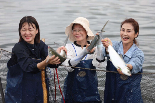 藝人梁佑南南下雲林推廣口湖海產 體驗抓鰻魚、虱目魚養殖、剖蚵樂趣