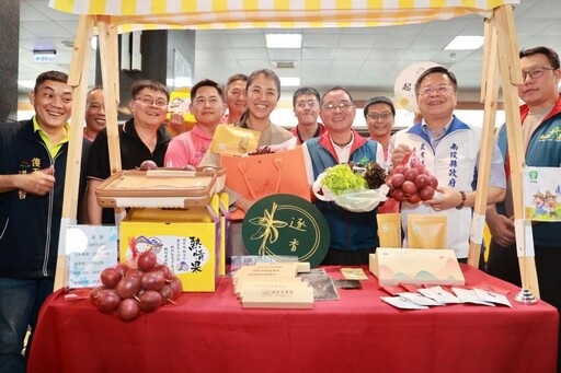 青農快閃市集「閃進縣府」 許淑華捧場力挺