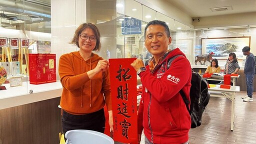 嘉義酒廠迎春辦理「台酒禮盒傳心意 名家春聯添福氣 」捐發票贈春