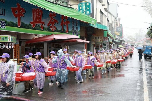 米糕桃吃平安！許淑華出席受天宮團拜揭桃祝壽活動