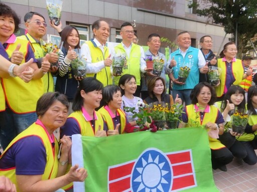 植樹節埔里鎮公所免費送樹苗 民眾領取響應種樹減碳護地球