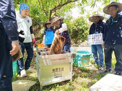 頭份市長羅雪珠 前往蜂農流放地點體驗