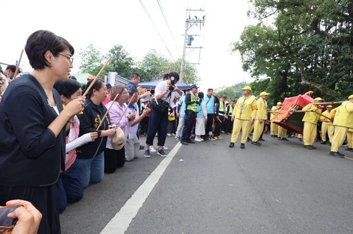 白沙屯媽祖遶境南投 許淑華名間跪迎鑾駕祈願