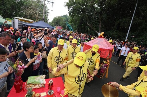 白沙屯媽祖遶境南投 許淑華名間跪迎鑾駕祈願