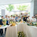 高雄夏祭新鮮市登場 李懷仁化身拍賣官百件水果藝術品搶競標