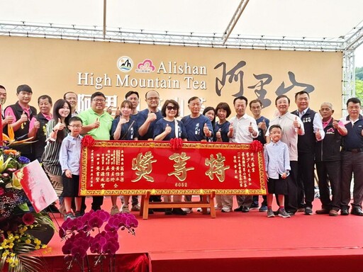 114年春季優良茶競賽頒獎 翁章梁贈匾特等獎現代茶業等道賀
