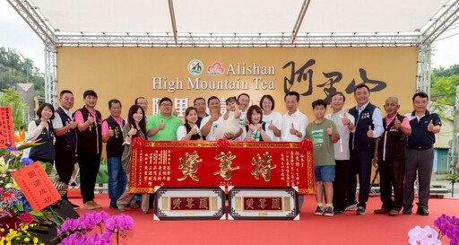 114年春季優良茶競賽頒獎 翁章梁贈匾特等獎現代茶業等道賀