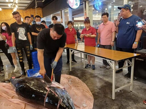 餐廳買進黑鮪魚近200斤 上演解體秀 每桌免費招待20片生魚片
