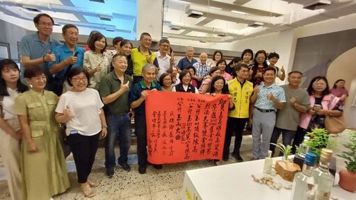 嘉義酒廠「詩酒翰墨飄香展 白酒入墨讚金牌 」歡慶烈酒競賽奪金