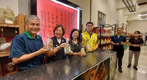 嘉義酒廠「詩酒翰墨飄香展 白酒入墨讚金牌 」歡慶烈酒競賽奪金