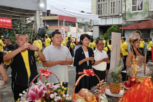 水里天聖宮虎爺聖誕遶境活動 許淑華上香祈求國泰民安