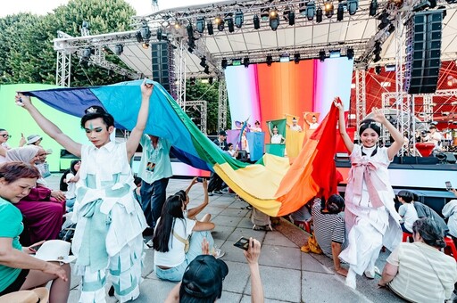 熱浪來襲演出更熱情 文化奧運臺灣館拉起巨型彩虹旗 感動全場